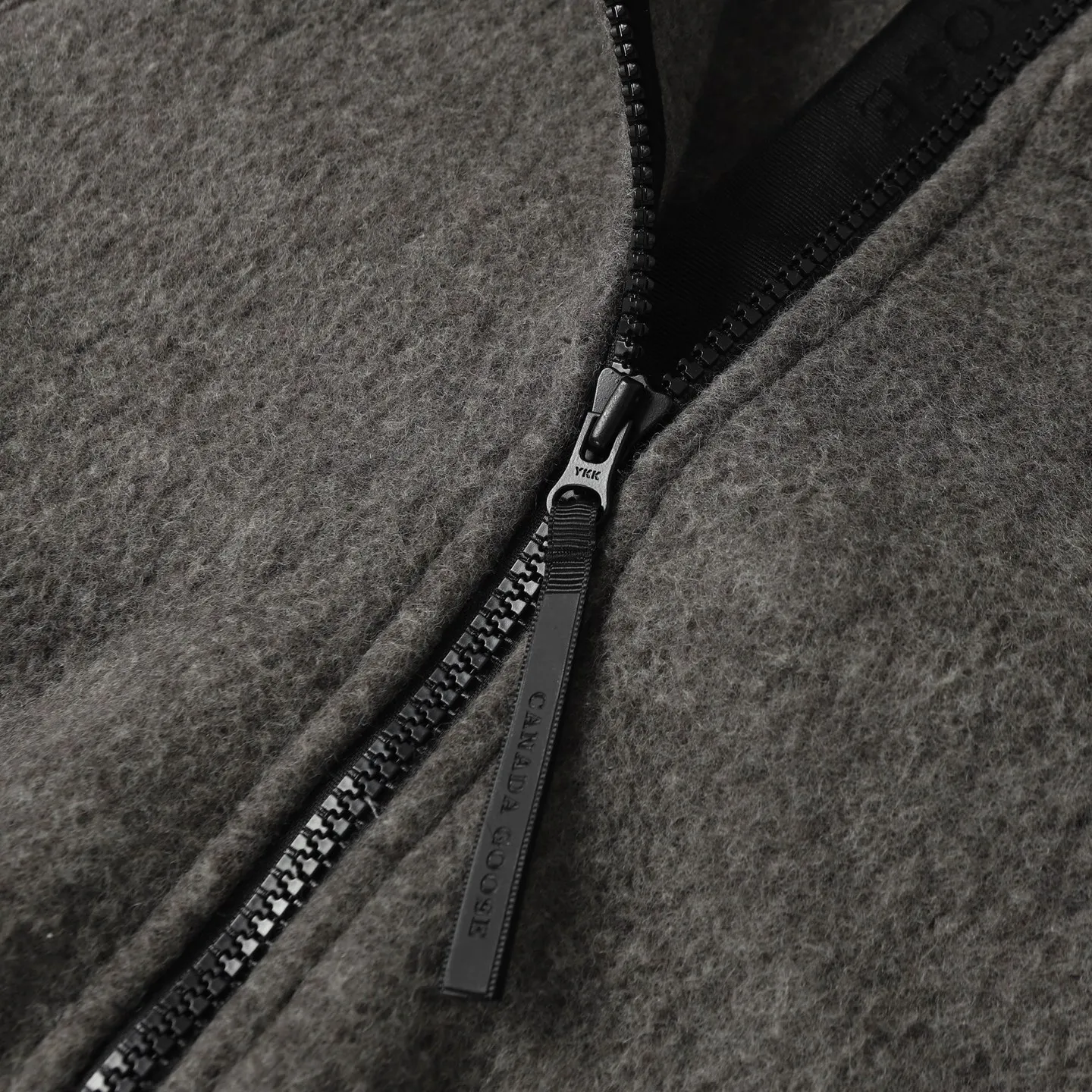 P620 Canada Goose/ Chilliwa series cashmere bomber jacket, exclusive customized wool fabric, containing 60% wool content! Super lightweight, soft and warm! The high-tech breathable space cotton liner makes the entire shape very stiff and soft, comfortable and lightweight at the same time. Breathable, soft, non-stuffy, lightweight, stylish, and non-deformable. The iconic double-stripe reflective strips are designed on the back of the collar and splicing. No detail is missed. The front placket allows you to easily cope with seasonal changes and calmly resist bad weather. High-density badges. All threaded accessories are customized. Loose fit and adjustable drawstring. Not bloated at all. Quite fashionable. It can be said to be a very unique design. This year's must-have style is for men and women. Size: S-L